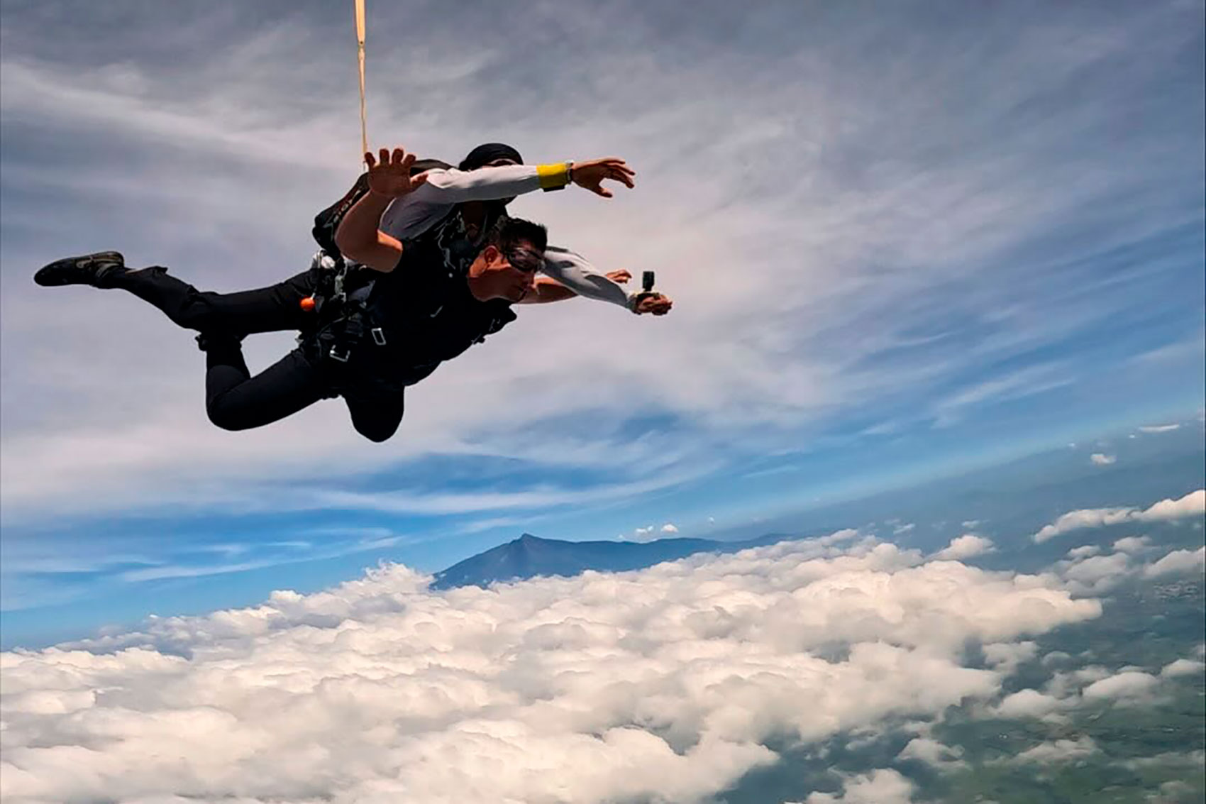 Paracaidismo-Frente-al-Volcan-de-Colima
